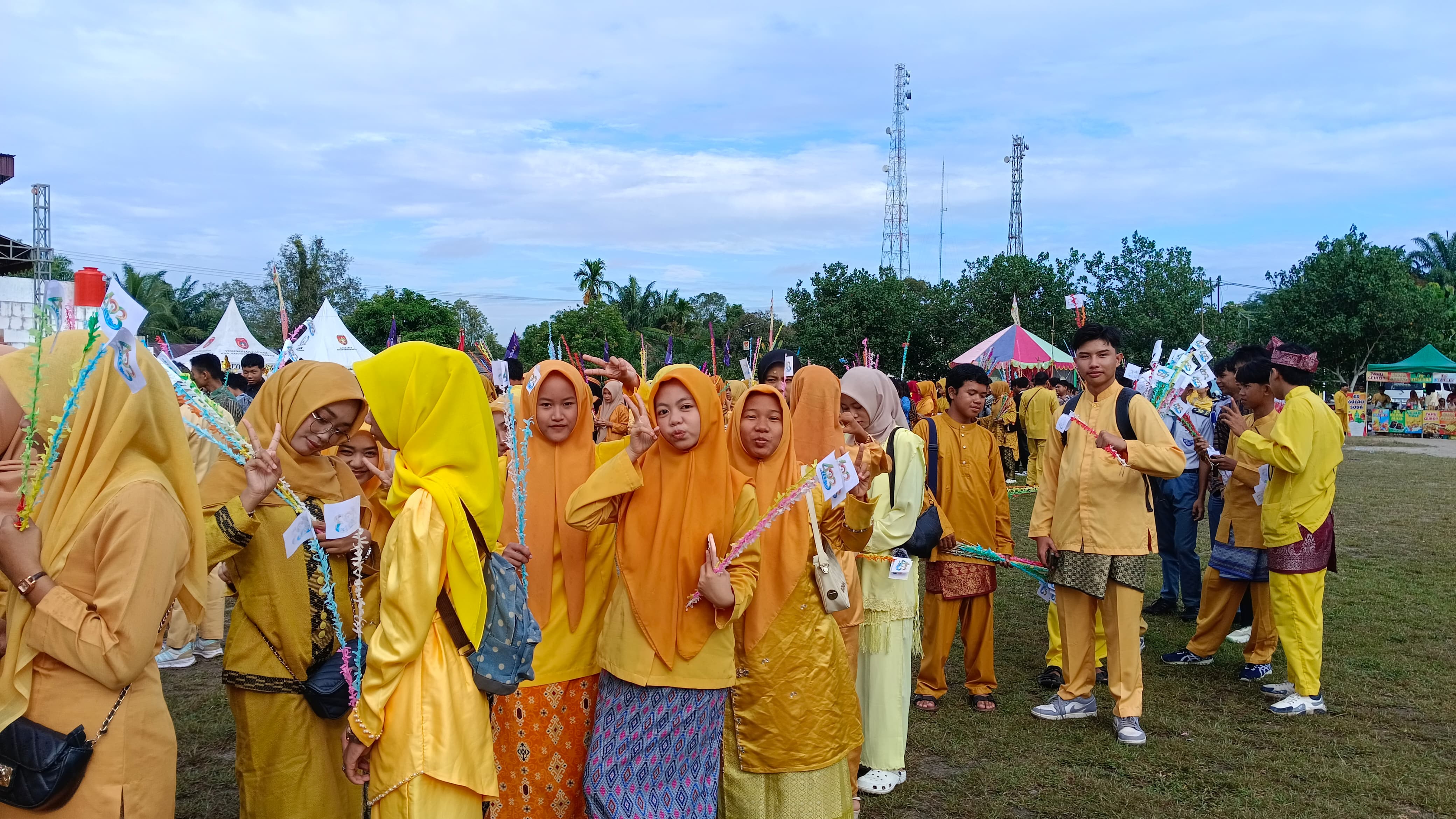 Antusiasme SMAN 1 Kotawaringin Lama dalam Pawai Budaya HUT Kutaringin ke-423