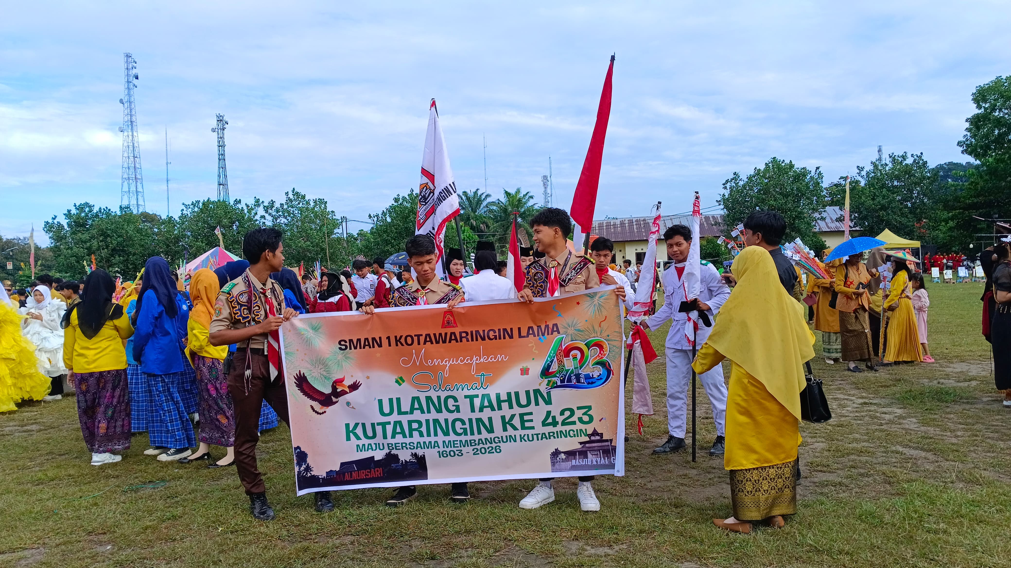 Antusiasme SMAN 1 Kotawaringin Lama dalam Pawai Budaya HUT Kutaringin ke-423