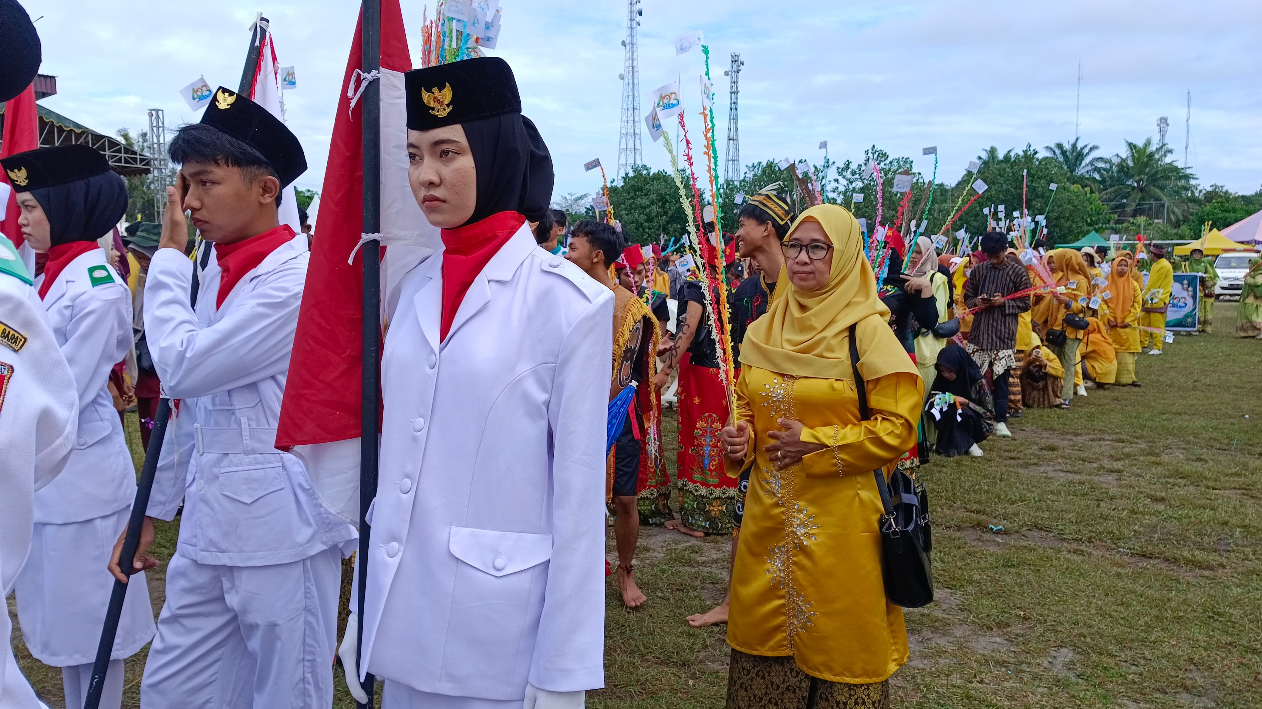 Antusiasme SMAN 1 Kotawaringin Lama dalam Pawai Budaya HUT Kutaringin ke-423