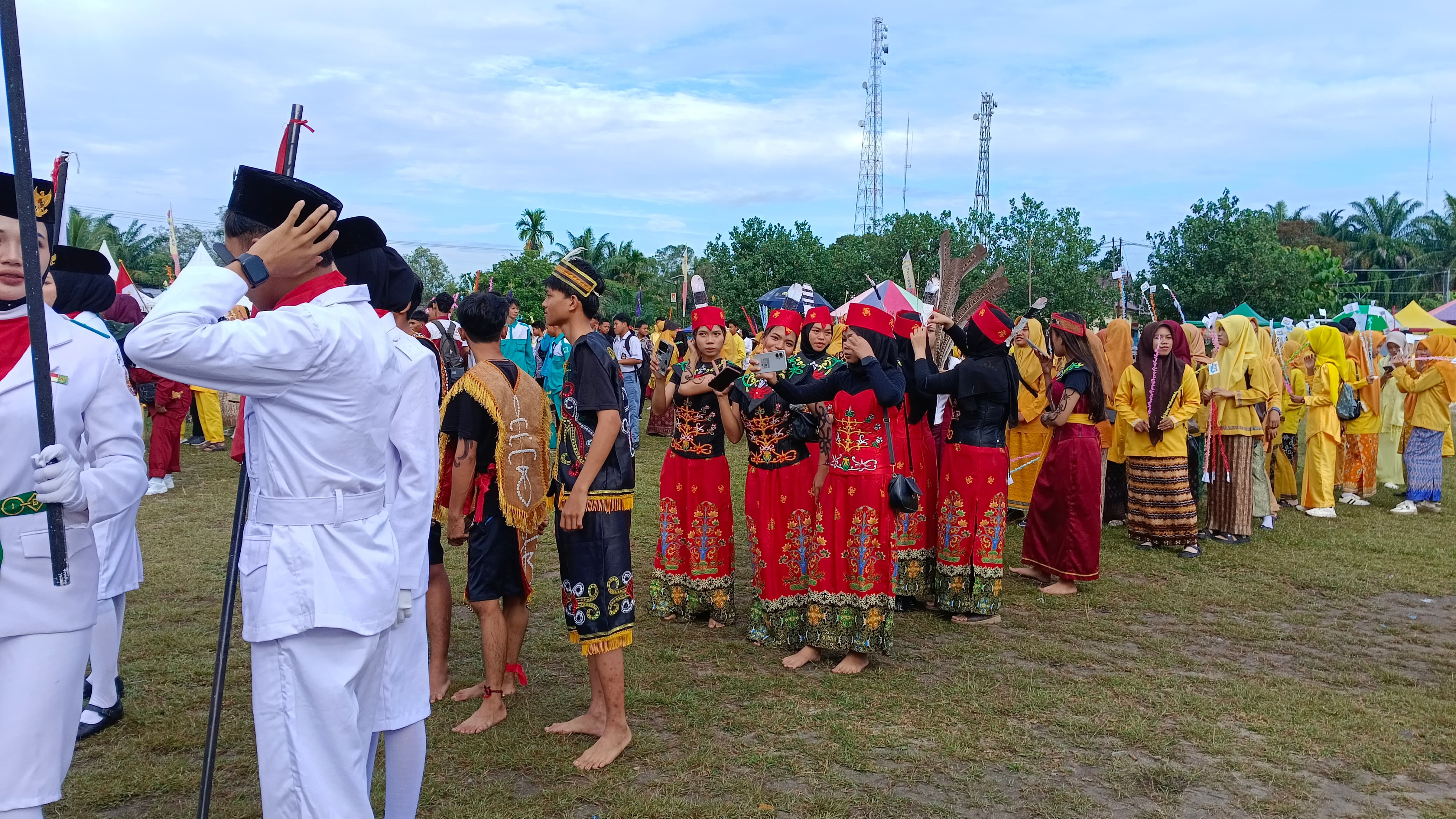 Antusiasme SMAN 1 Kotawaringin Lama dalam Pawai Budaya HUT Kutaringin ke-423