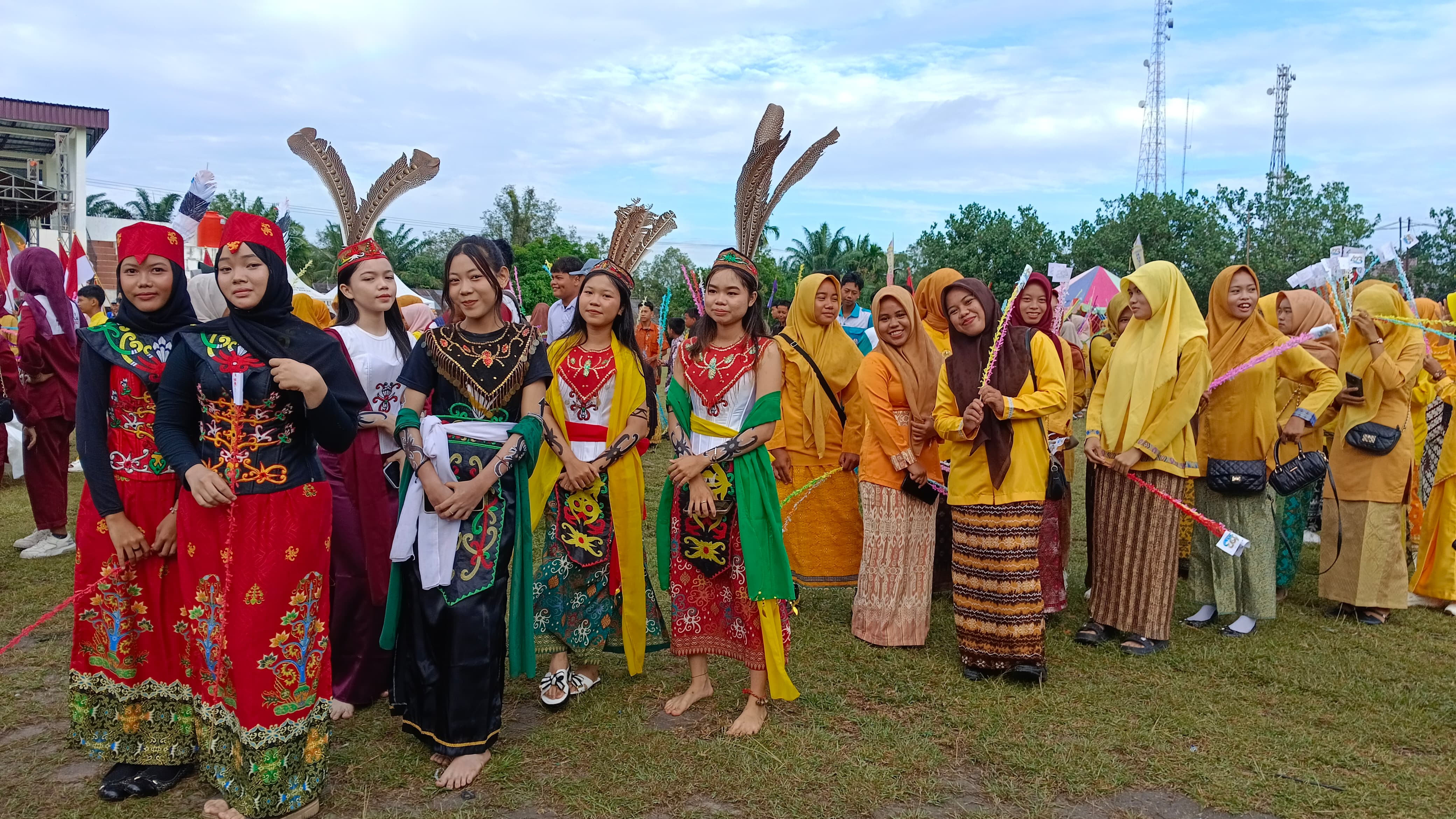 Antusiasme SMAN 1 Kotawaringin Lama dalam Pawai Budaya HUT Kutaringin ke-423
